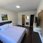 Amplo Apartamento A 200M Da Rua Coberta